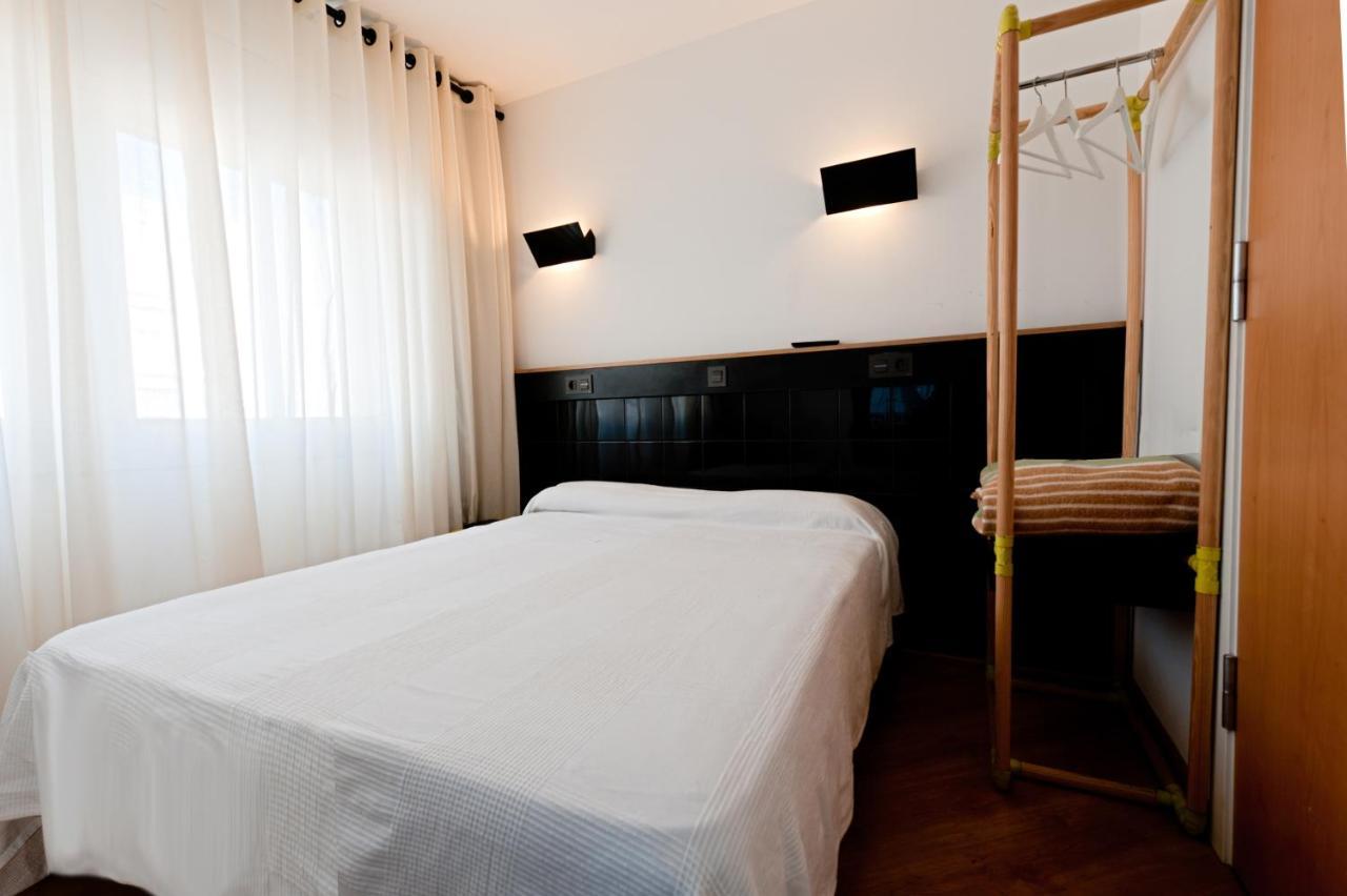 Hostal Athenas Sant Adria de Besos Dış mekan fotoğraf