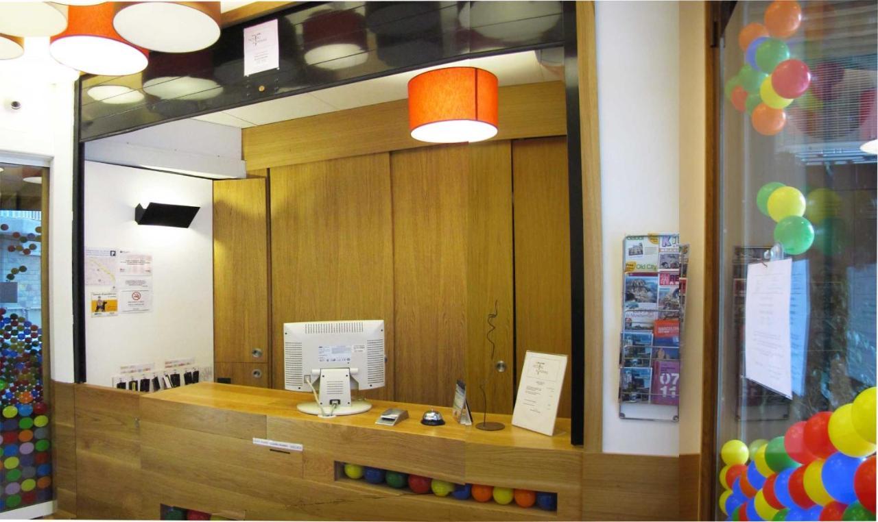 Hostal Athenas Sant Adria de Besos Dış mekan fotoğraf