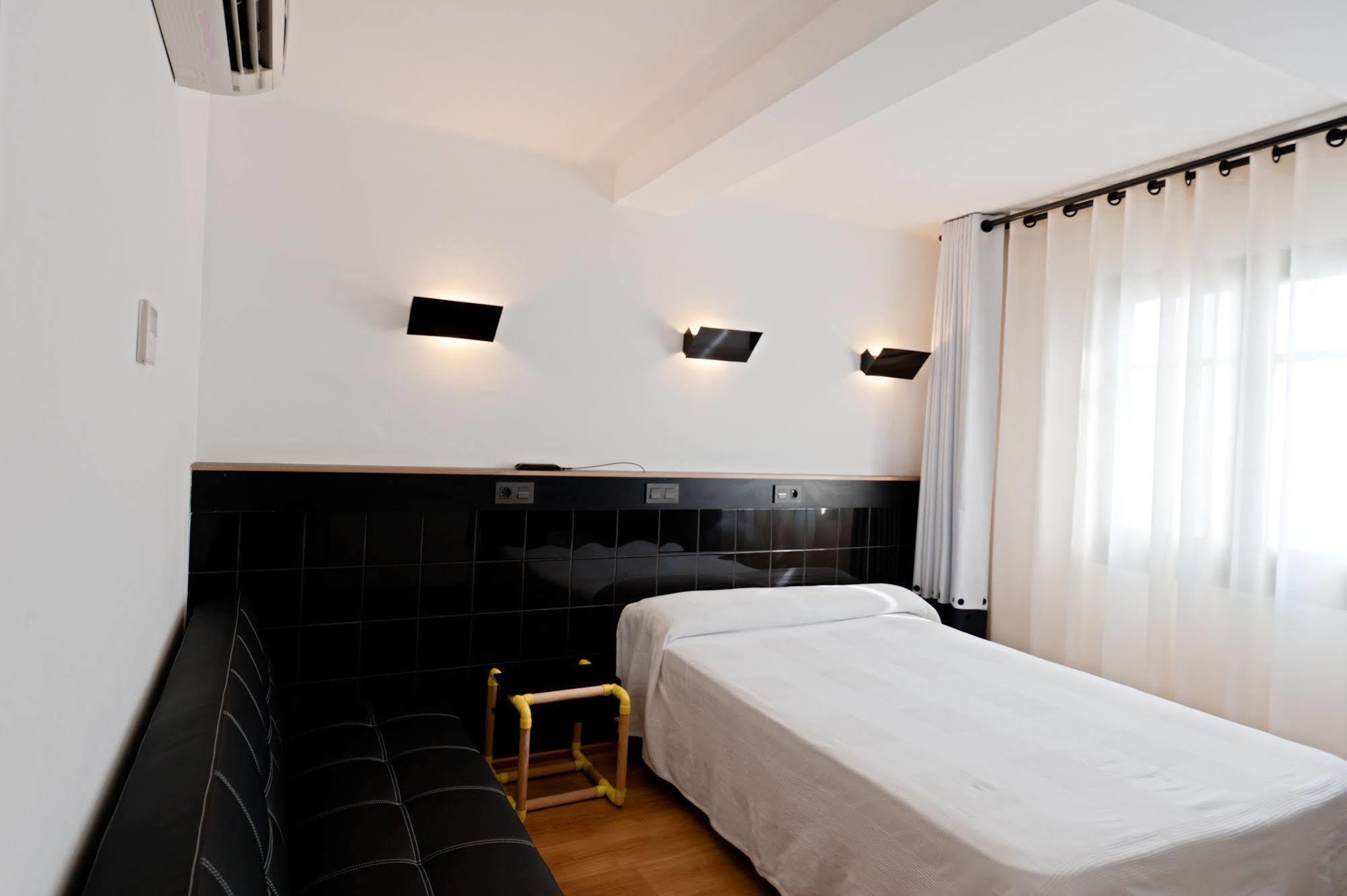 Hostal Athenas Sant Adria de Besos Dış mekan fotoğraf