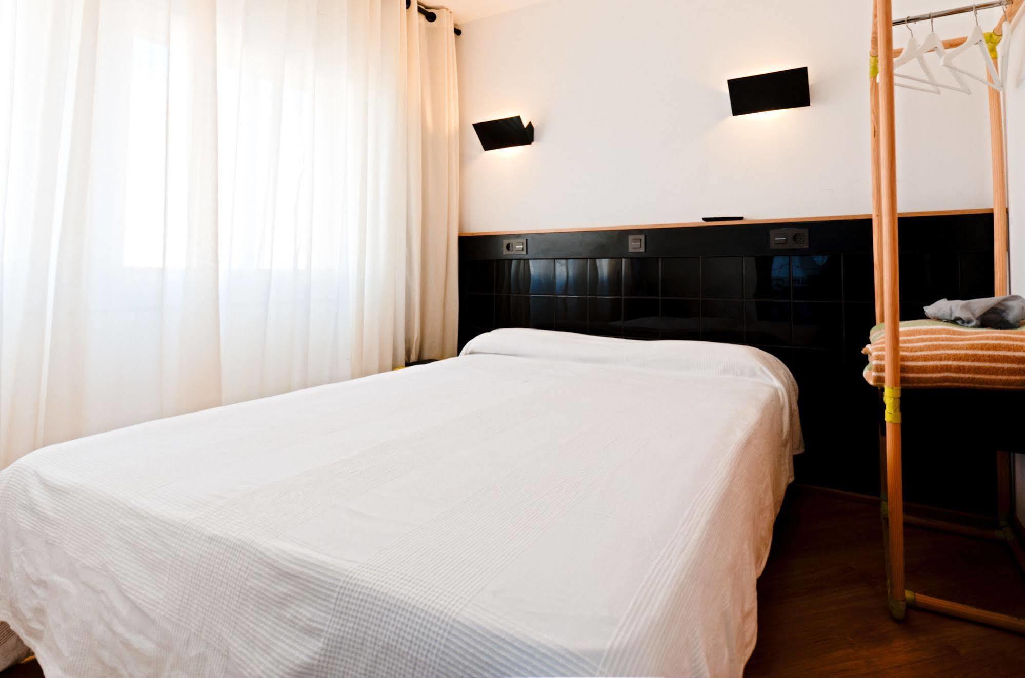 Hostal Athenas Sant Adria de Besos Dış mekan fotoğraf