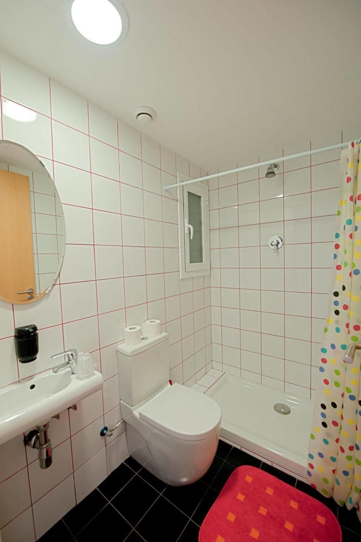 Hostal Athenas Sant Adria de Besos Dış mekan fotoğraf