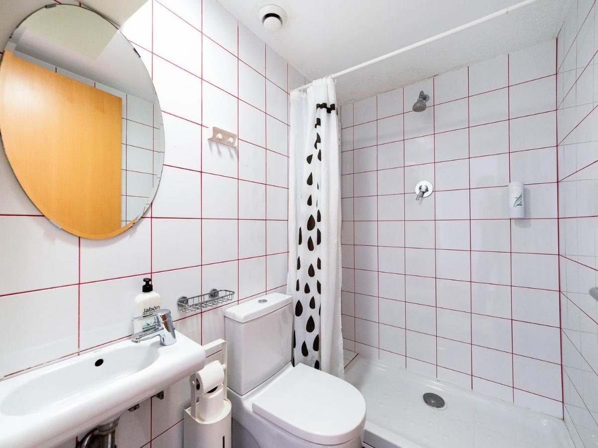 Hostal Athenas Sant Adria de Besos Dış mekan fotoğraf