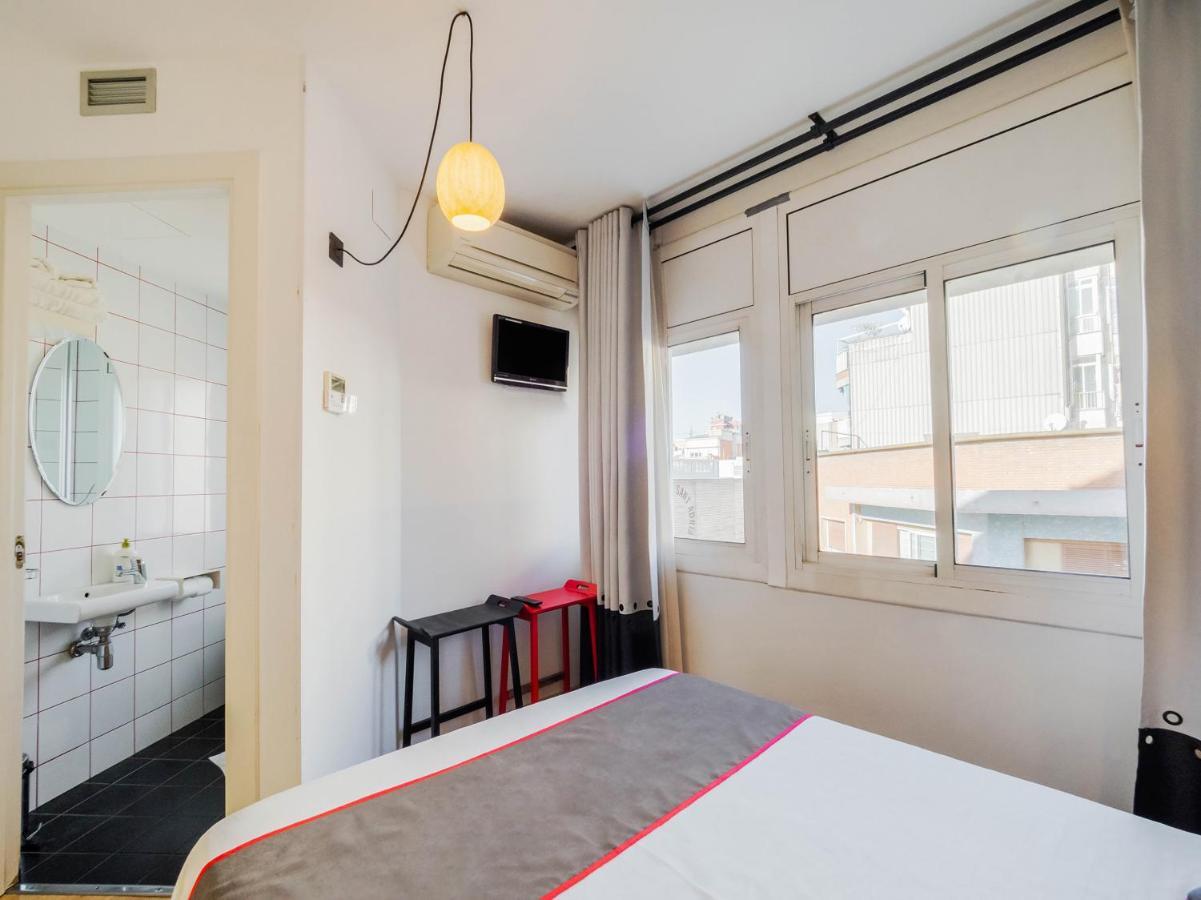 Hostal Athenas Sant Adria de Besos Dış mekan fotoğraf