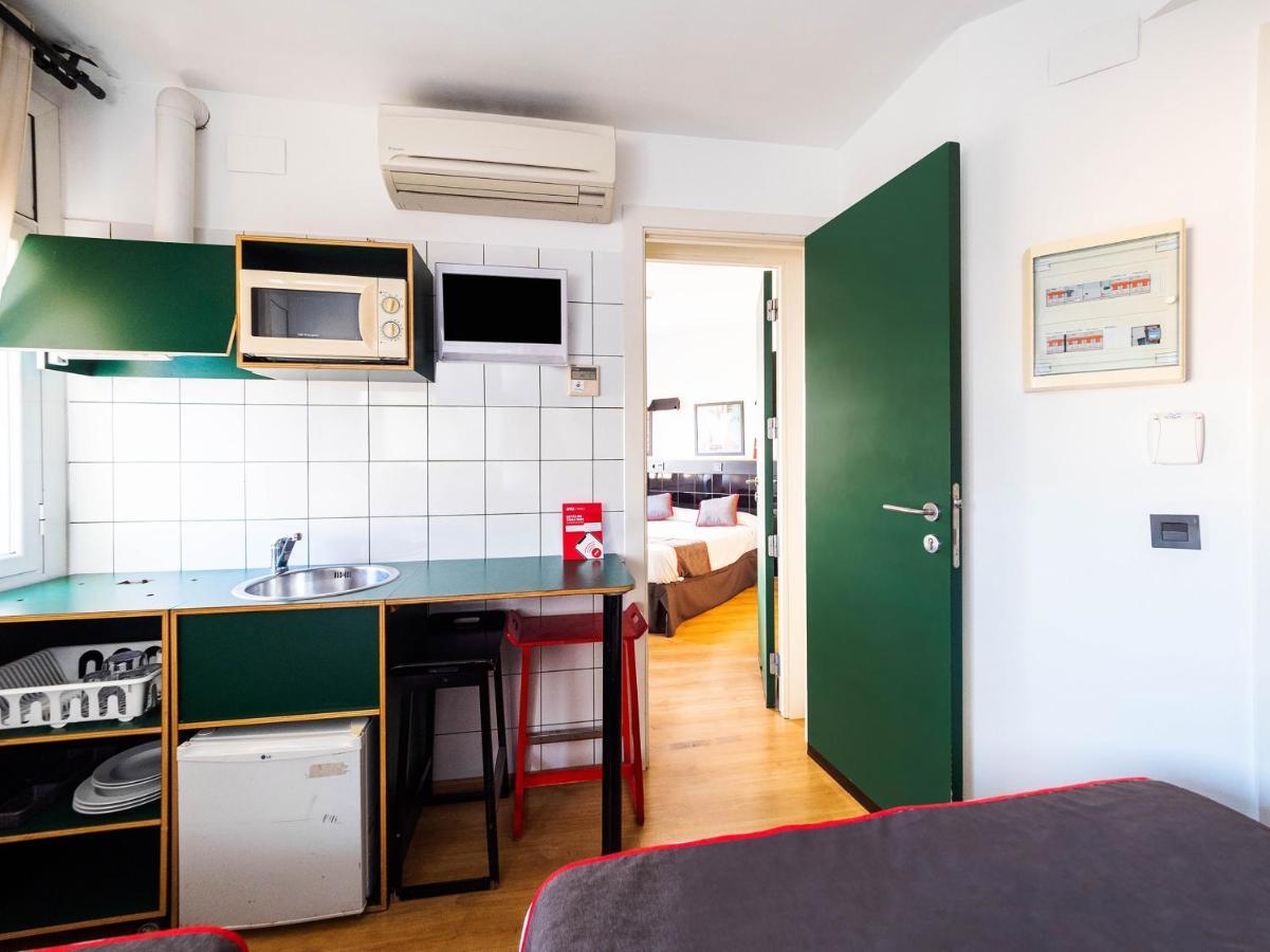 Hostal Athenas Sant Adria de Besos Dış mekan fotoğraf