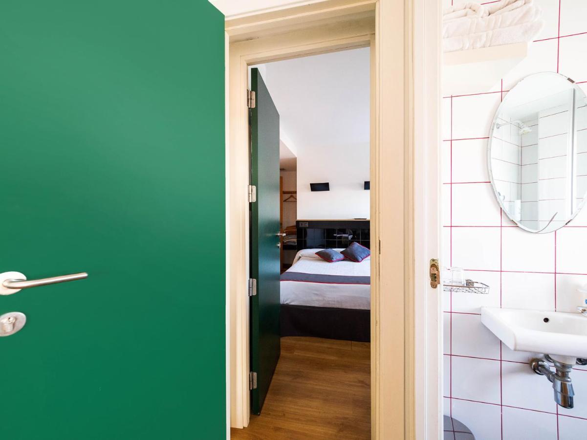 Hostal Athenas Sant Adria de Besos Dış mekan fotoğraf
